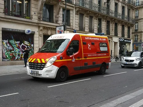 Paris : manifestation des pompiers pour une « hausse des salaires »...
